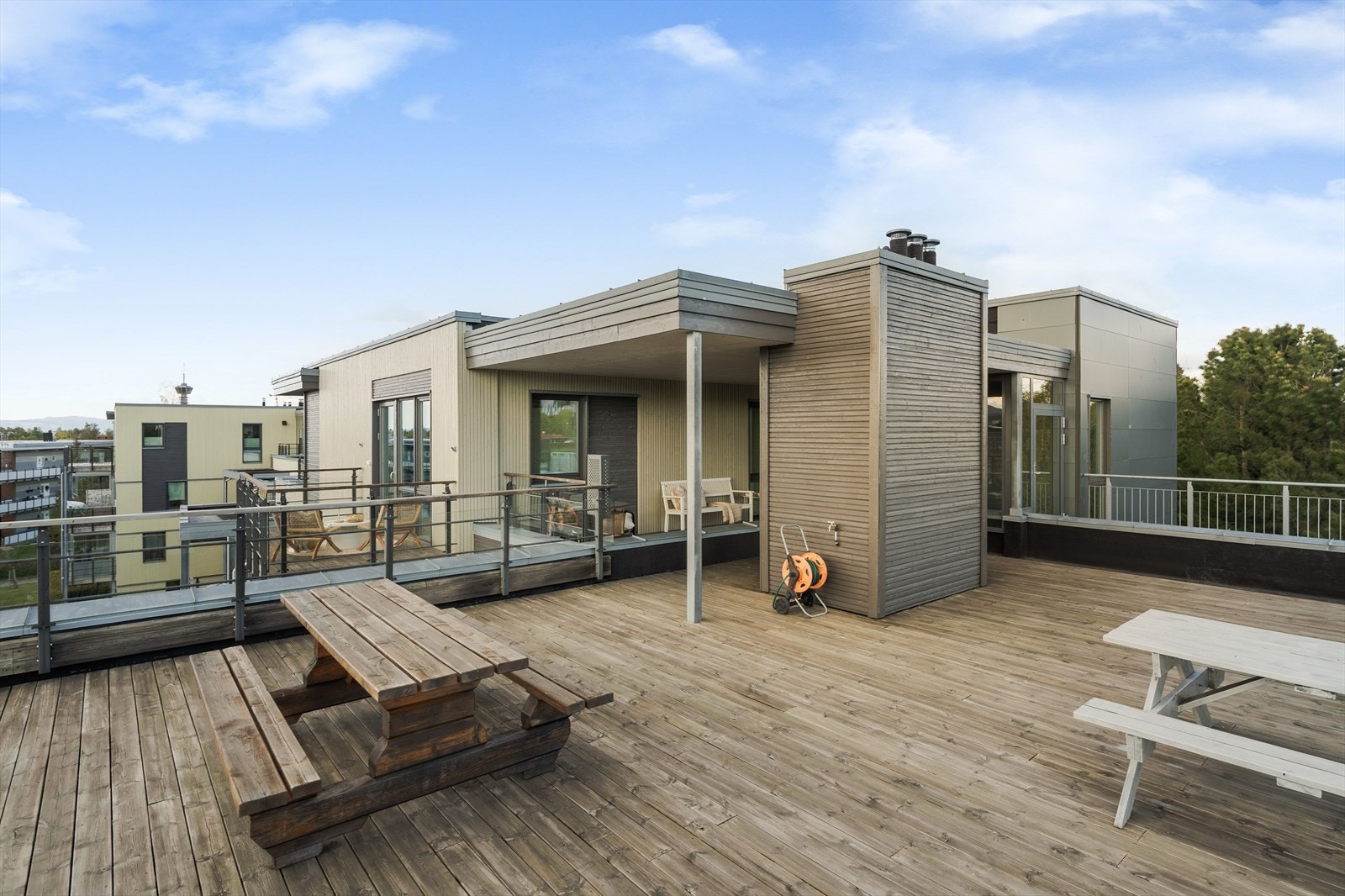 I samme etasje som leiligheten finner du en felles takterrasse for byggets beboere. Galleribilde