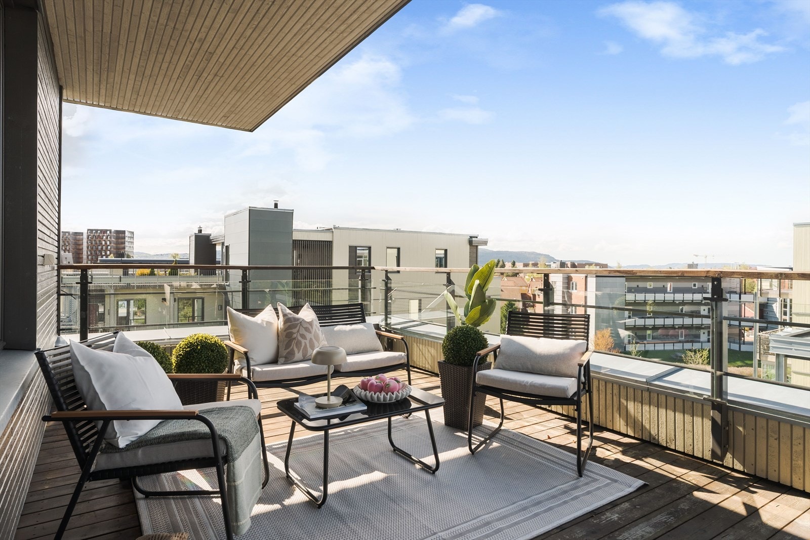 Terrassen har gode muligheter for møblering med både loungeområde og spiseplass. Galleribilde