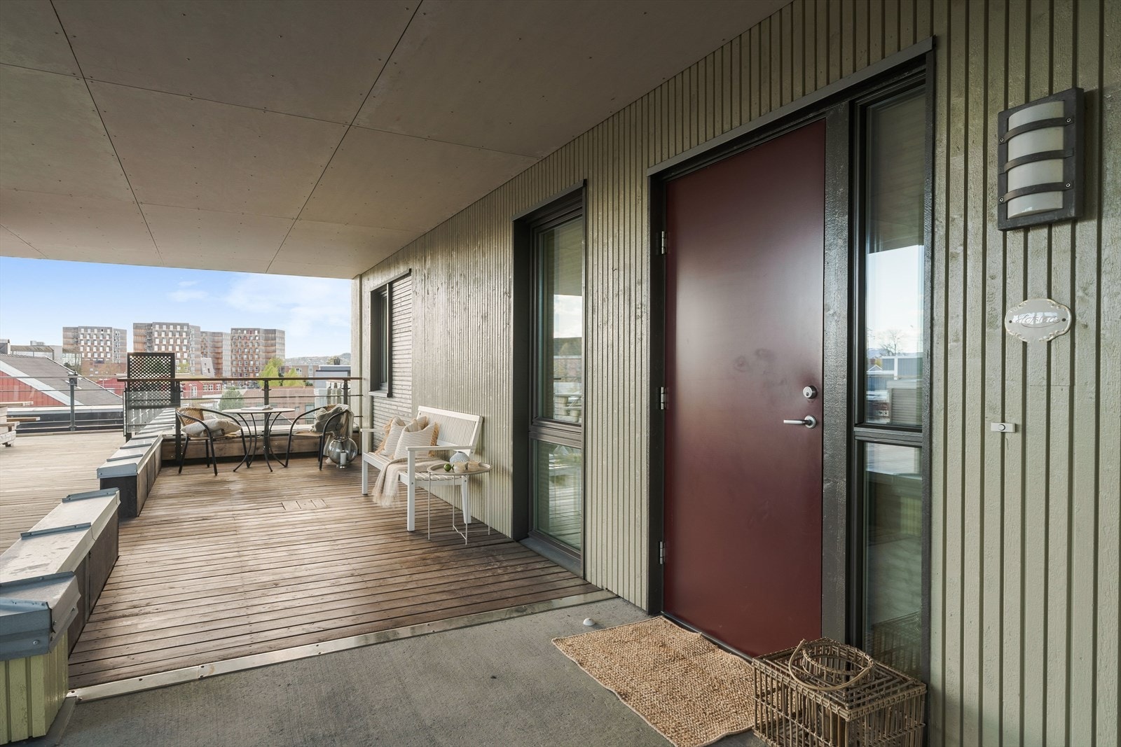 Leiligheten har også terrasse rett utenfor inngangsdøren. Galleribilde