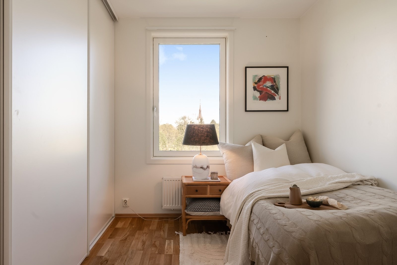 Her er det en integrert skyvedørsgarderobe med gode oppbevaringsmuligheter. Galleribilde