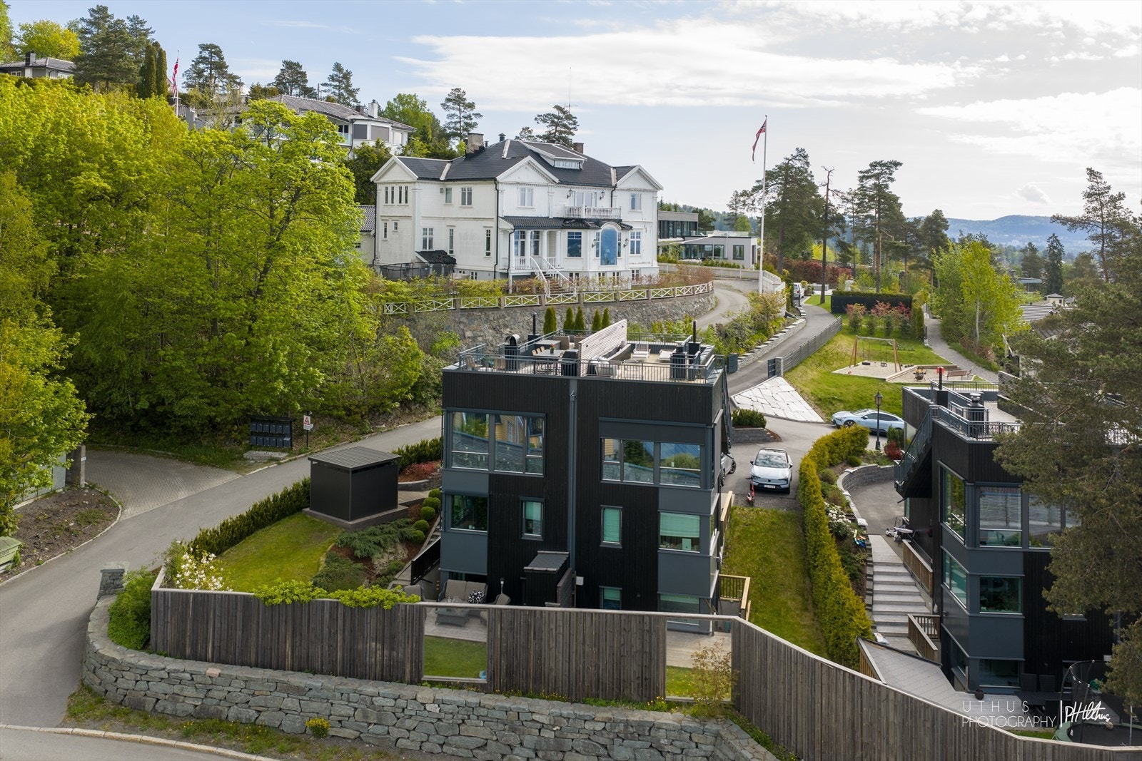 Lekeplass i trygge omgivelser på fellesområde Galleribilde