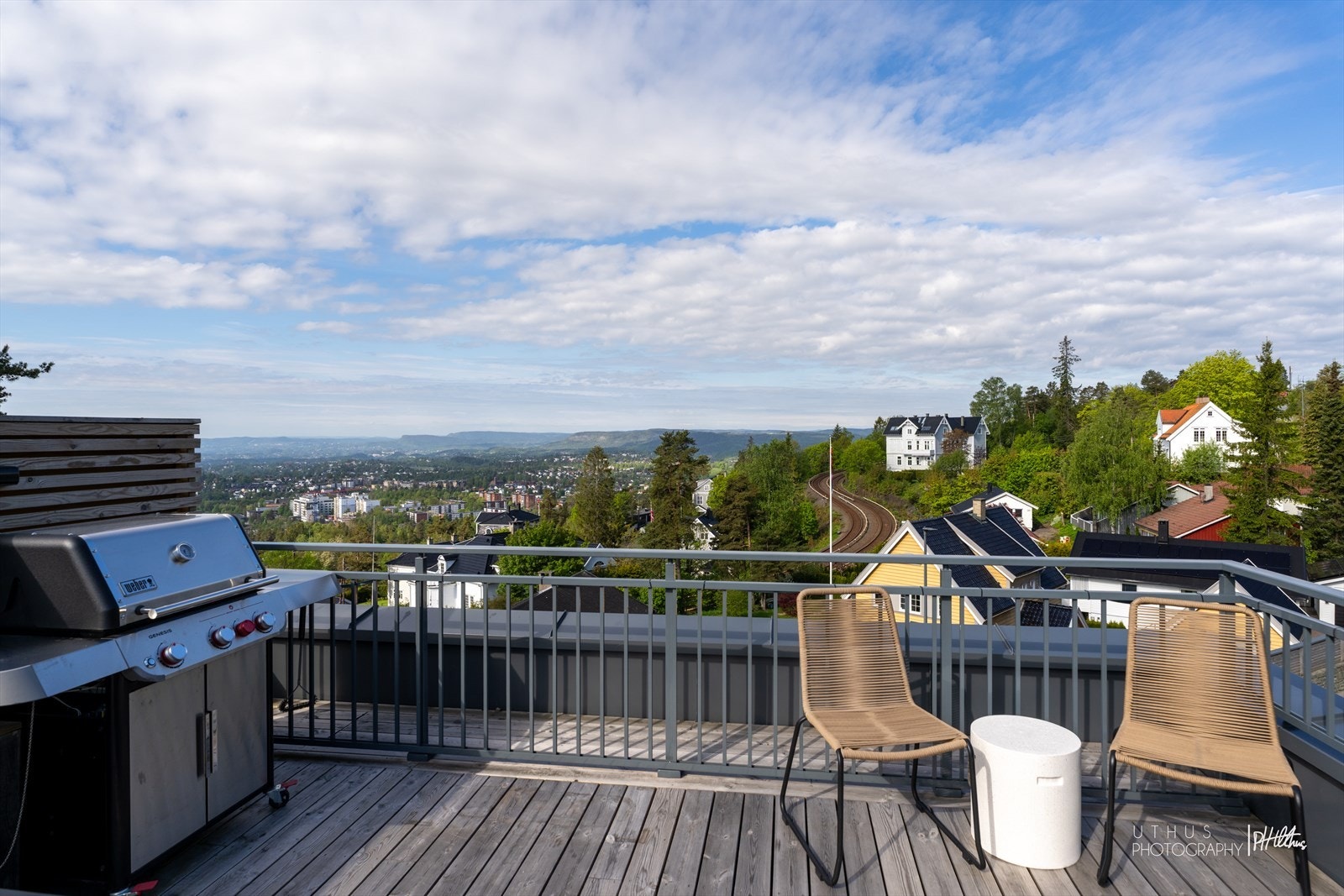Takterrassen har plass til sittegruppe, spisegruppe og grill Galleribilde
