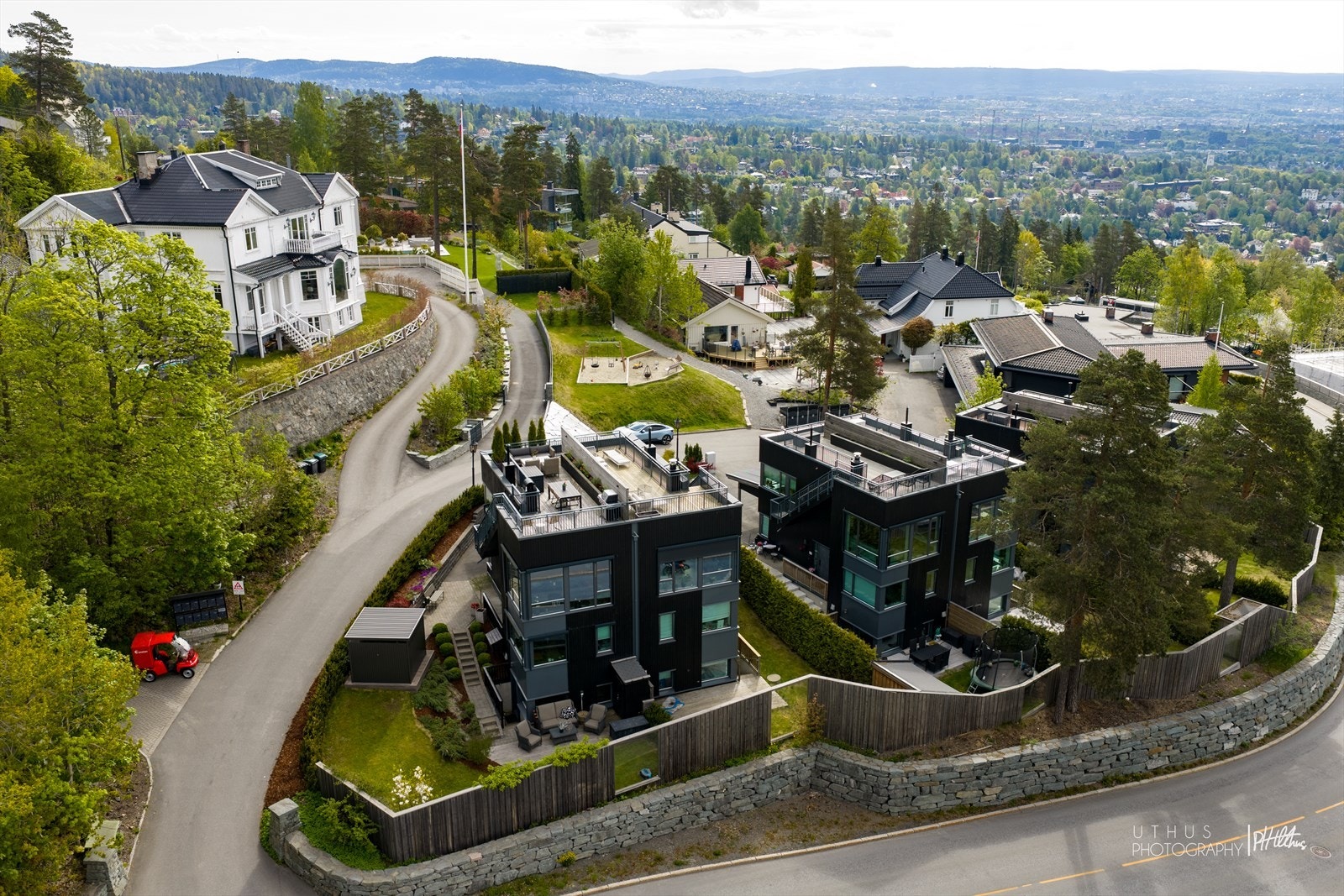Bilfri vei til T-bane og snarvei til skolen bak huset, gjør området svært barnevennlig Galleribilde
