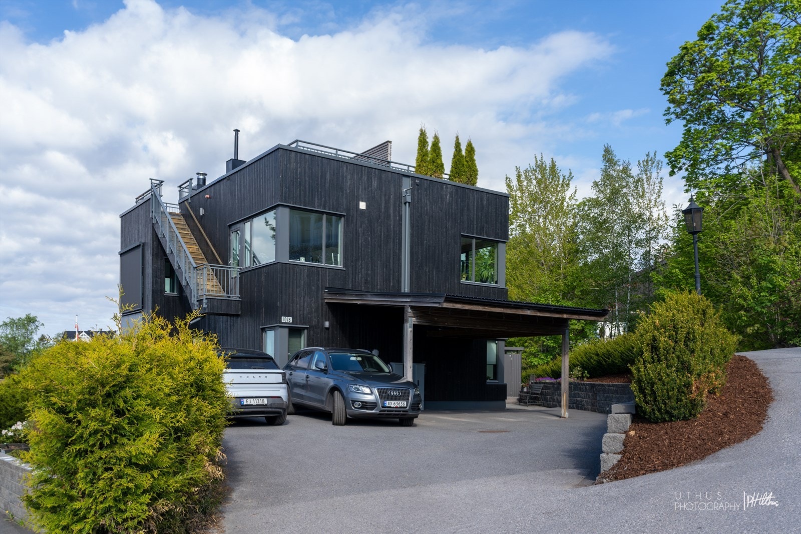 Carport med overbygg og elbillading Galleribilde