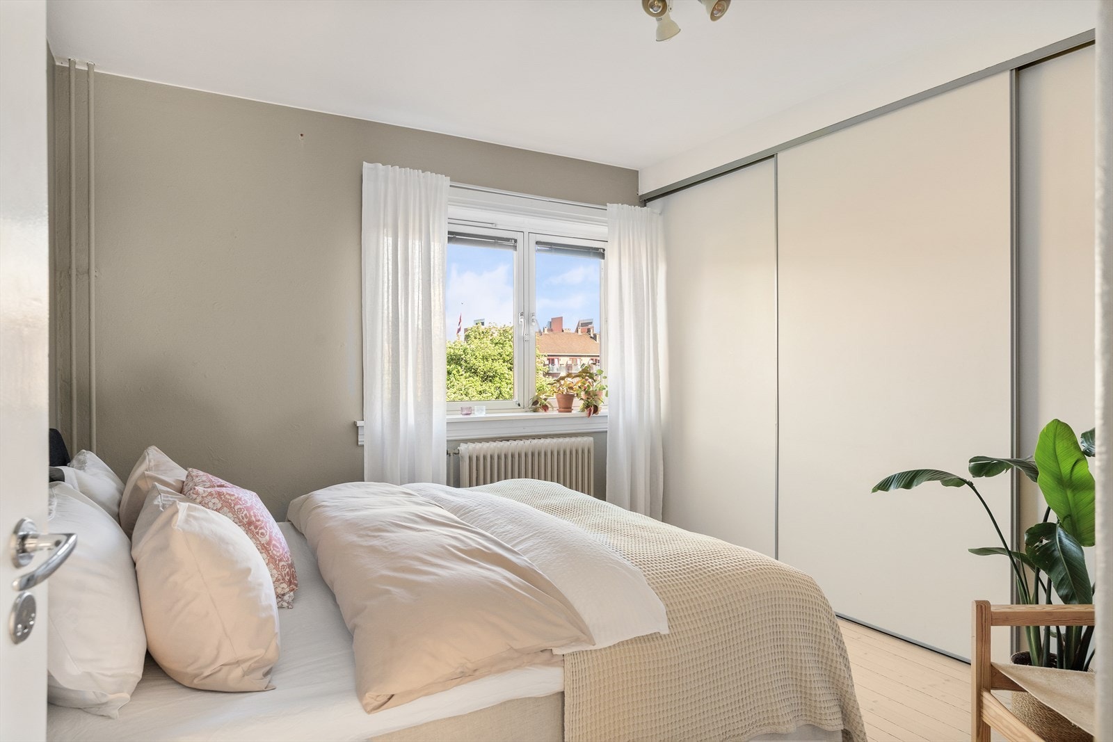 Romslig soverom med plass til dobbeltseng og nattbord. Galleribilde