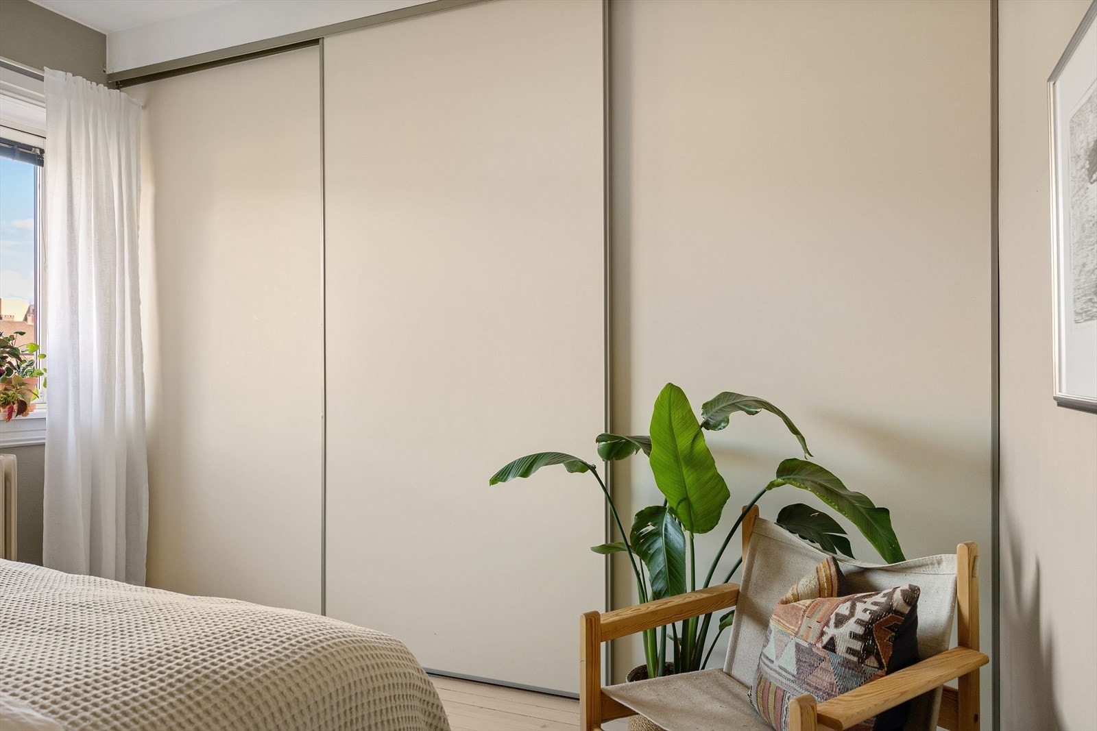 Soverommet har en stor skyvedørsgarderobe. Galleribilde