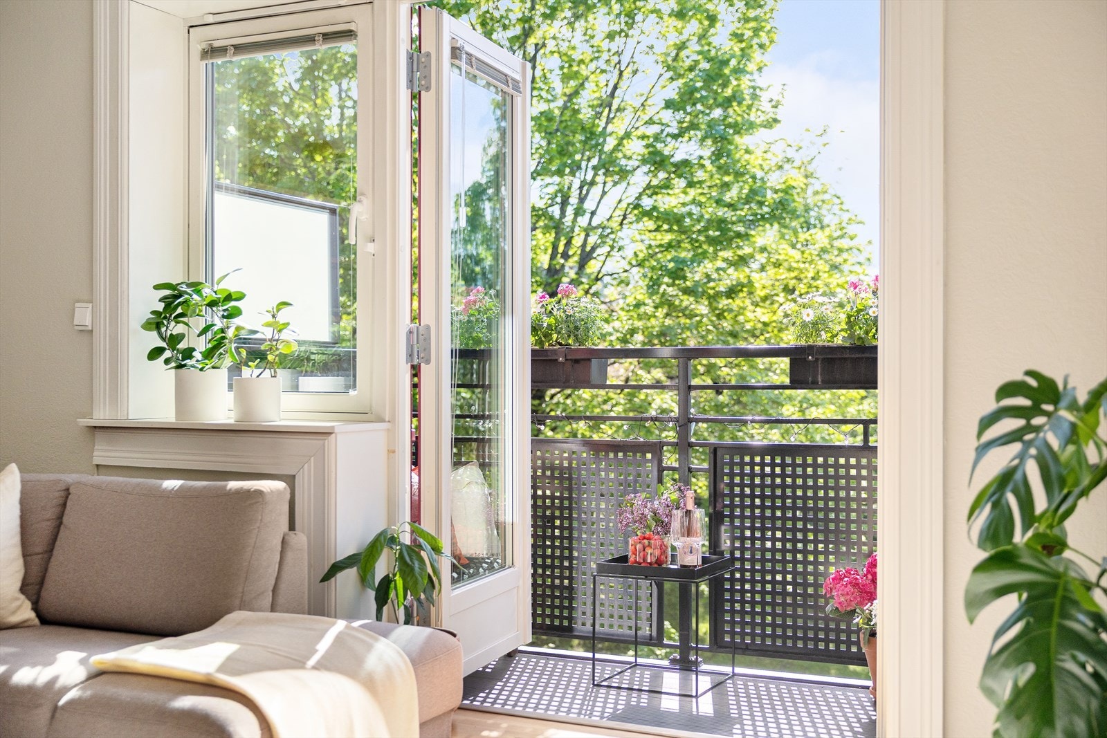 I vår- og sommerhalvåret blir balkongen en naturlig del av stuen, perfekt for hyggelige stunder med familie og venner. Galleribilde