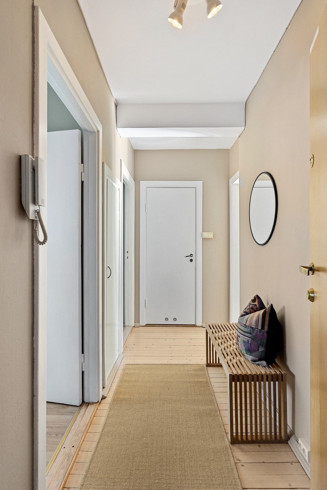 Her ønskes du velkommen inn til en lys og innbydende entré som gir et godt førsteinntrykk. Galleribilde