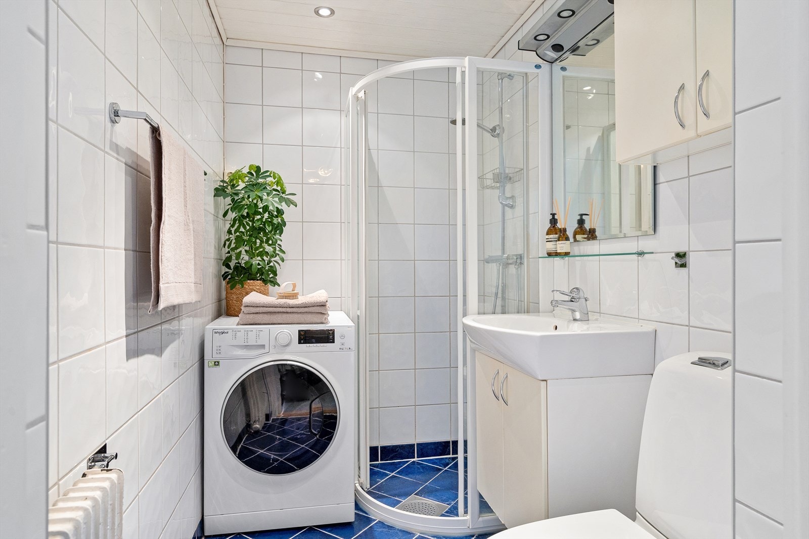 Badet er modernisert i regi av borettslaget. Det er varmekabler på gulv og installert downlights i taket. Galleribilde