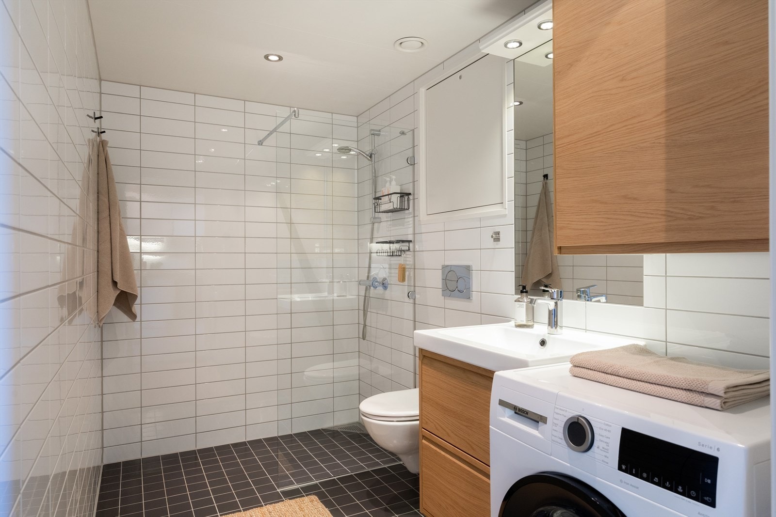 Pent og tidløst baderom med innfelt downlights i himling og elektrisk gulvvarme. Galleribilde
