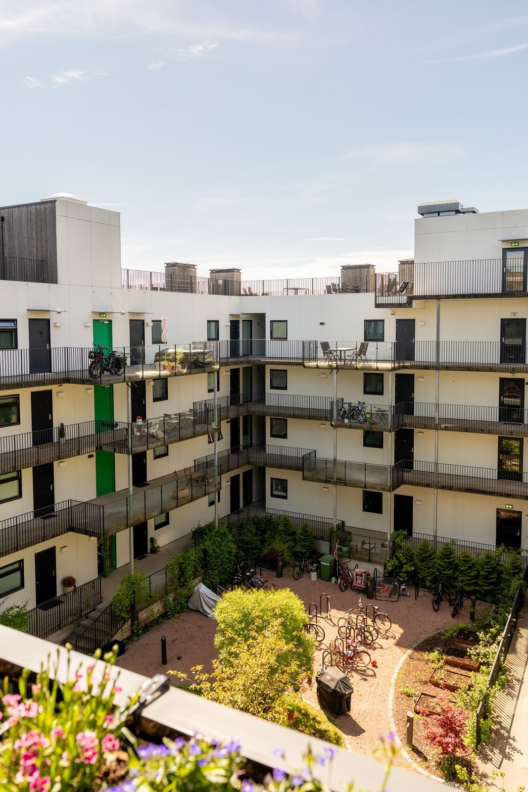 Balkongen vender mot flott og rolig bakgård. Galleribilde
