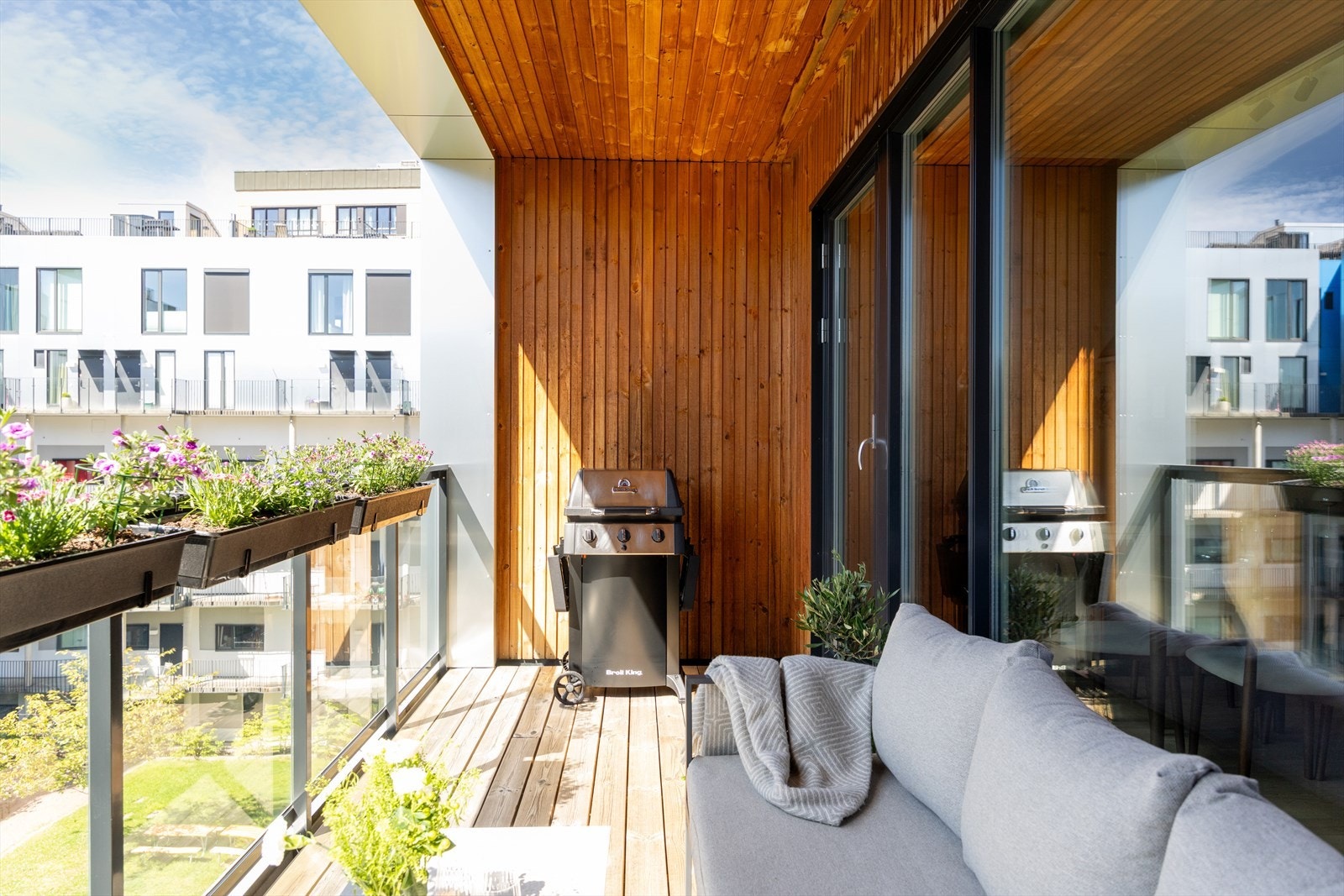 Her er det god plass til å skape en lun og trivelig uteplass med utemøbler, beplantning og gassgrill. Galleribilde