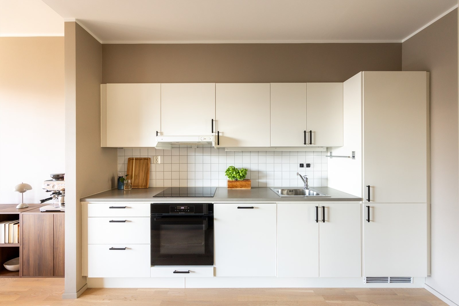Stilrent kjøkken fra Ballingslöv bestående av hvite glatte fronter og benkeplate av laminat med nedfelt vaskekum. Galleribilde