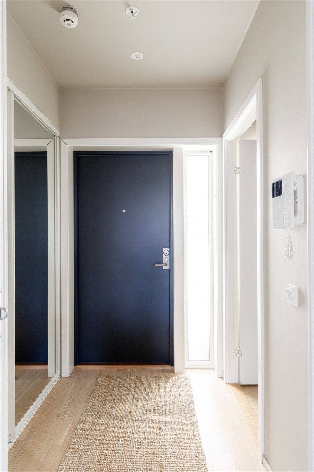 Leiligheten har en behagelig og romslig entré med gode oppbevaringsmuligheter i praktisk skyvedørsgarderobe. Galleribilde