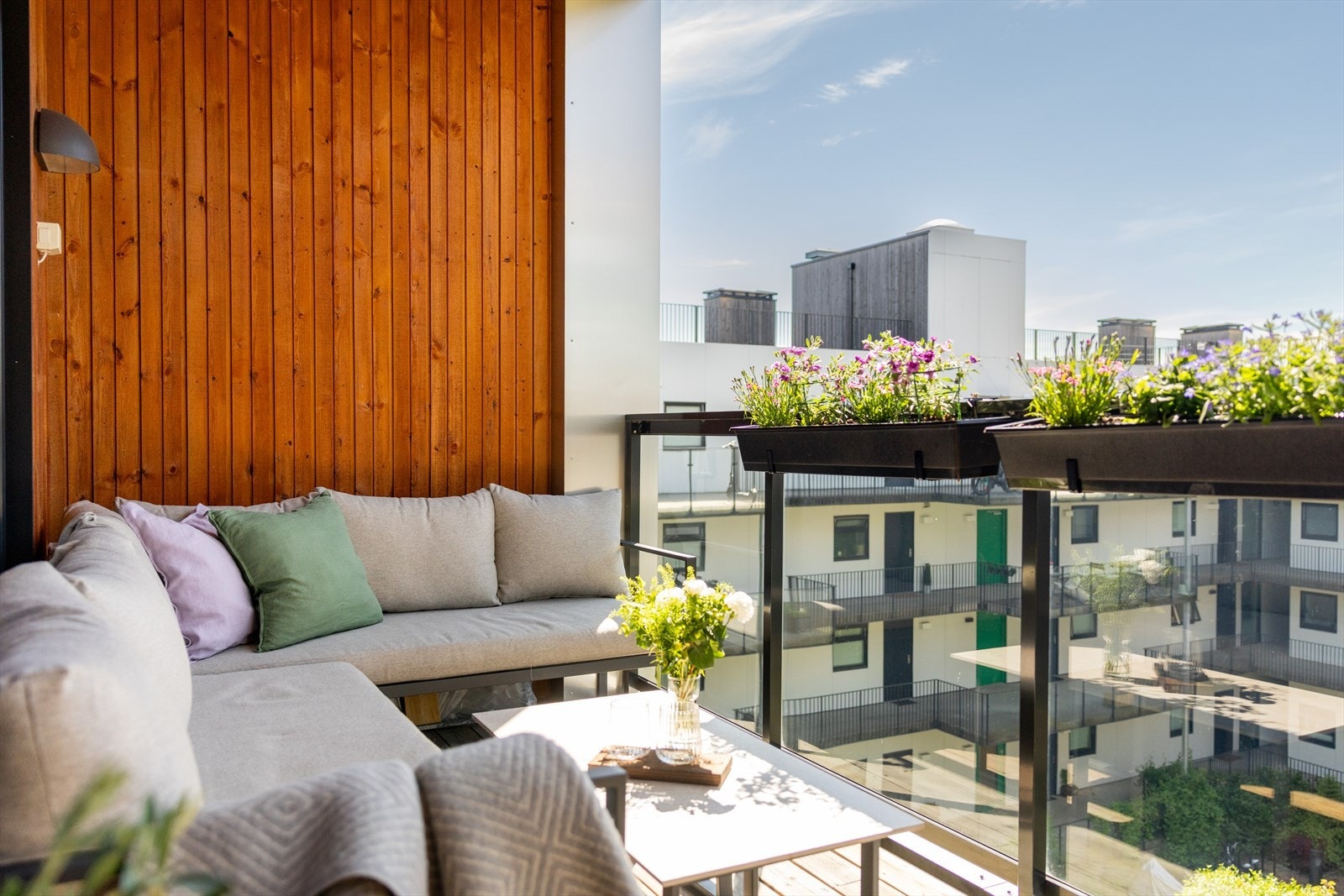 I vår- og sommerhalvåret blir balkongen en naturlig forlengelse av stuen, perfekt for hyggelige stunder med familie og venner. Galleribilde