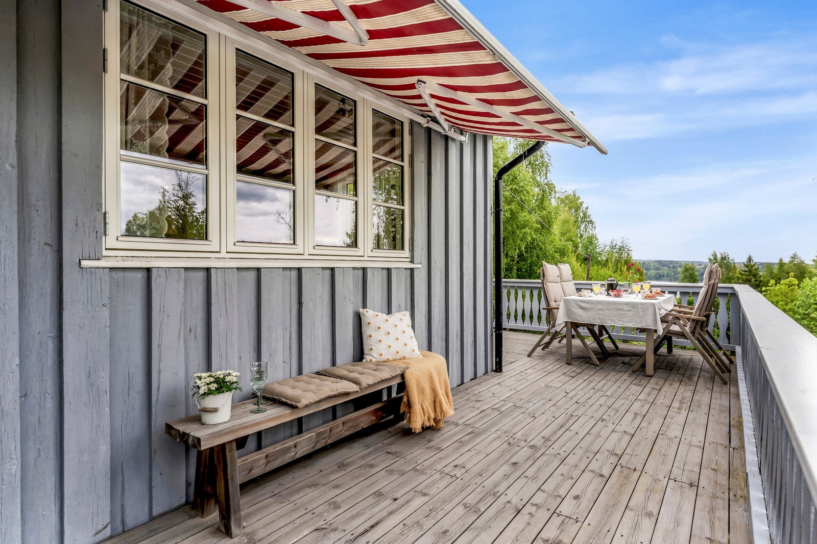 Stor terrasse med utsikt, markise og plass til utemøbler. Galleribilde