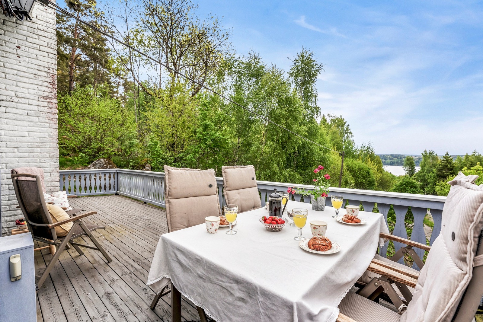 Romslig terrasse med utsikt over grøntområder og vann, perfekt for utendørs måltider og avslapning. Galleribilde
