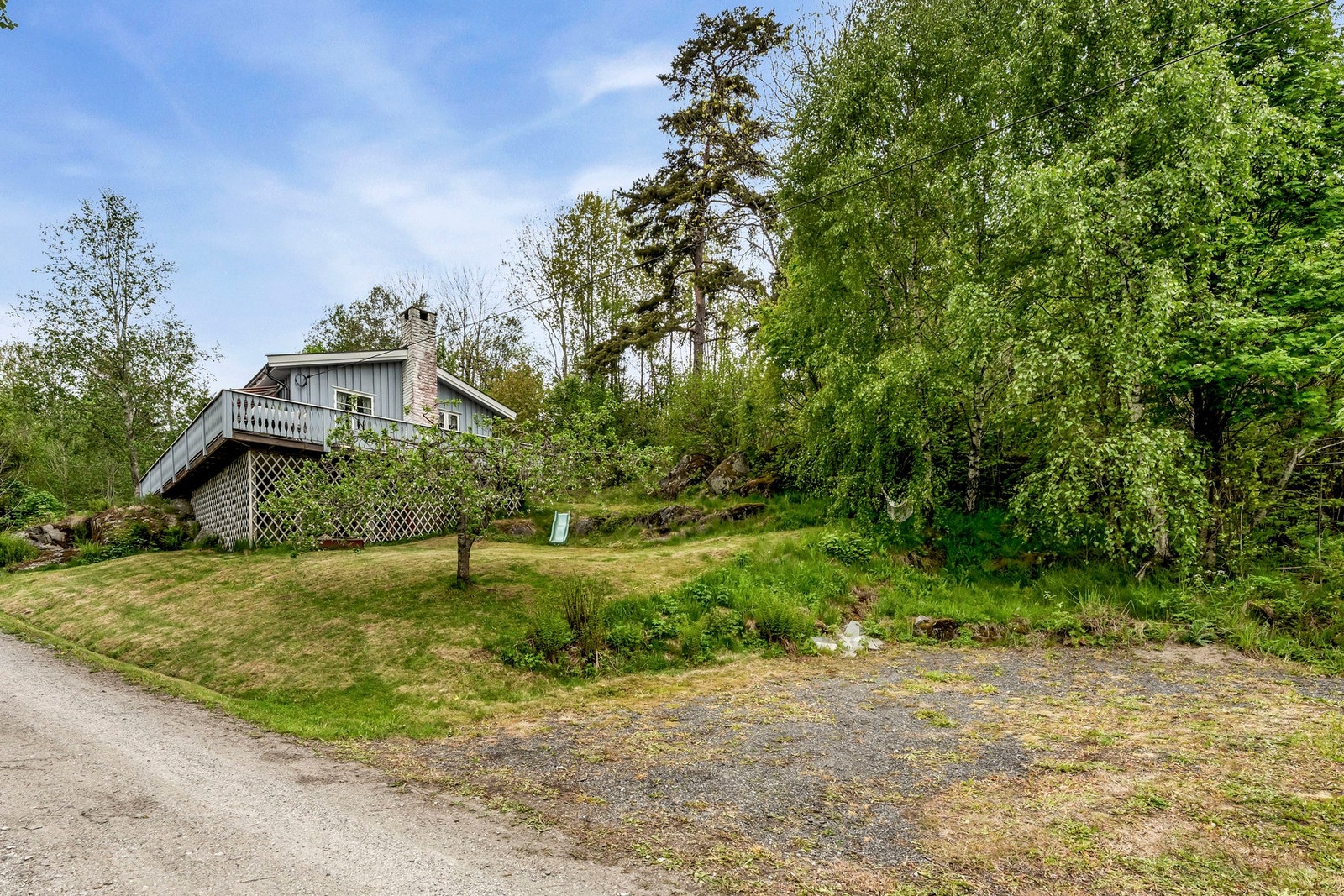 Parkeringsplass med plass til flere biler. Galleribilde