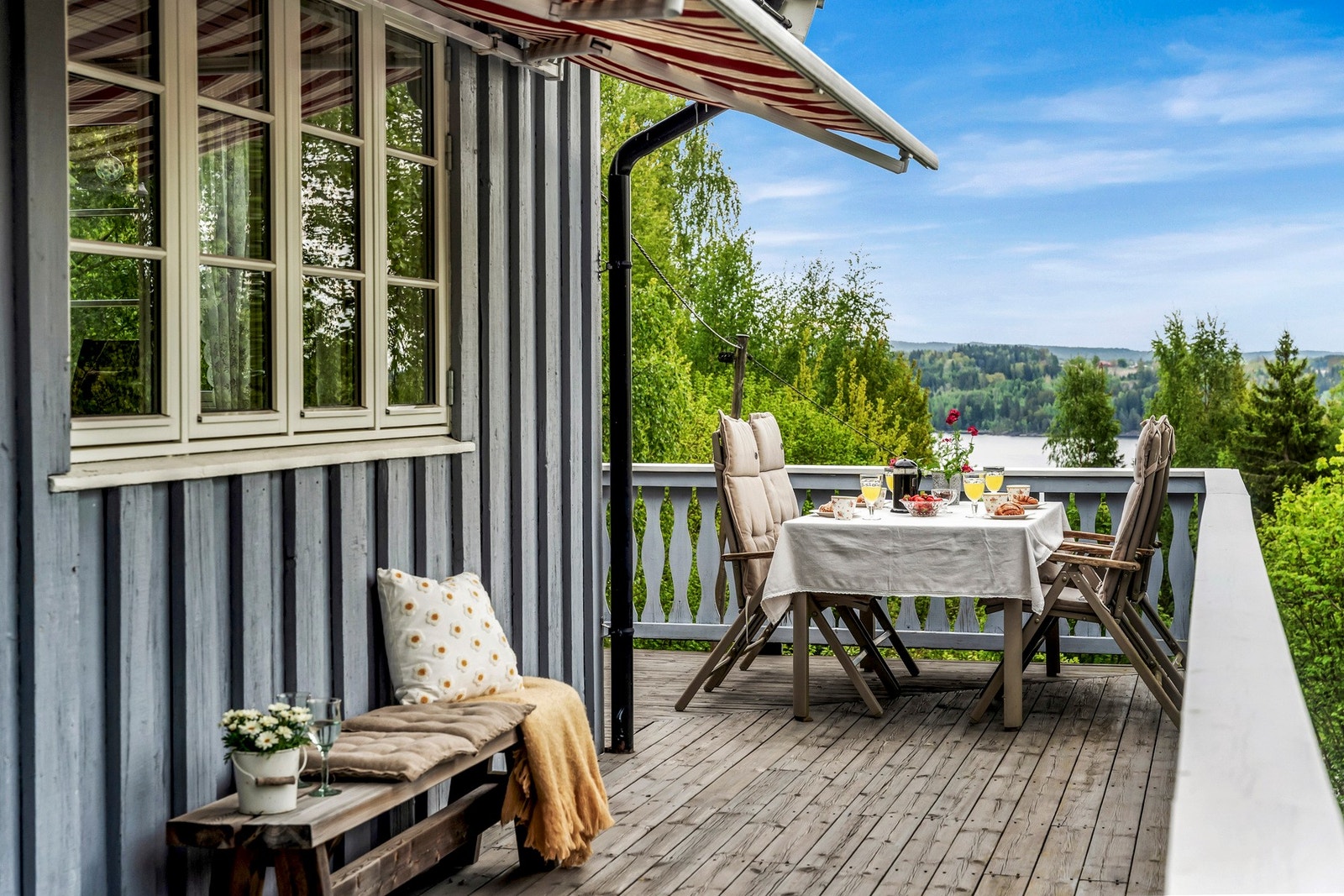Romslig terrasse med utsikt over grøntområder og vann, perfekt for utendørs måltider og avslapning. Galleribilde