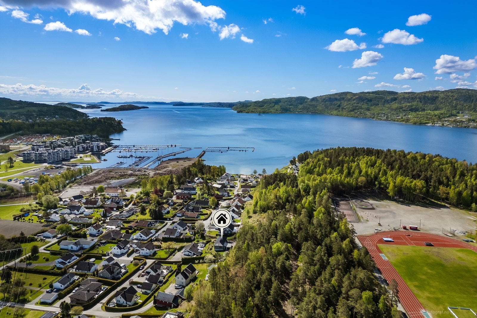 Beliggenheten gir kort vei til fjorden, med flotte badeplasser og småbåthavn i nærområdet. Galleribilde