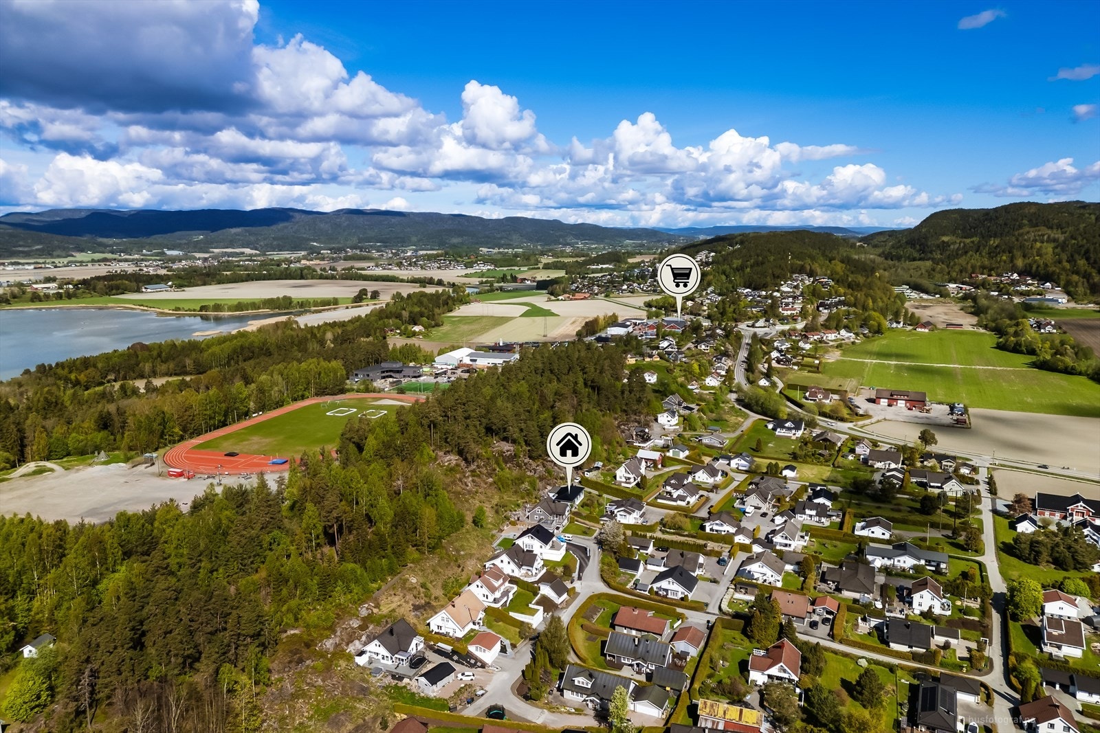 Herfra er det gangavstand til dagligvarebutikker som Kiwi og Coop Extra, kun ca. 10-13 minutter unna. Galleribilde
