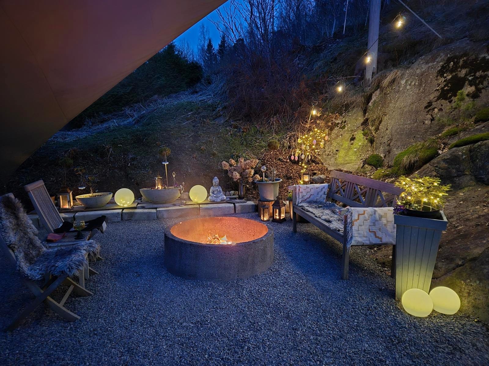 Belysning og beplantning skaper en lun atmosfære. Galleribilde