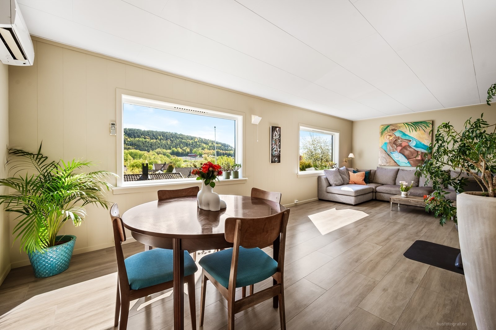 Stuen har plass til både sofagruppe og spisebord. Gulvet ble avrettet og fikk nytt laminat i 2021. Galleribilde