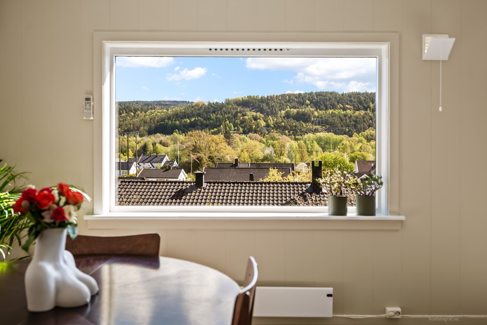 Fra stuevinduet er det fin utsikt over det rolige nabolaget. Galleribilde