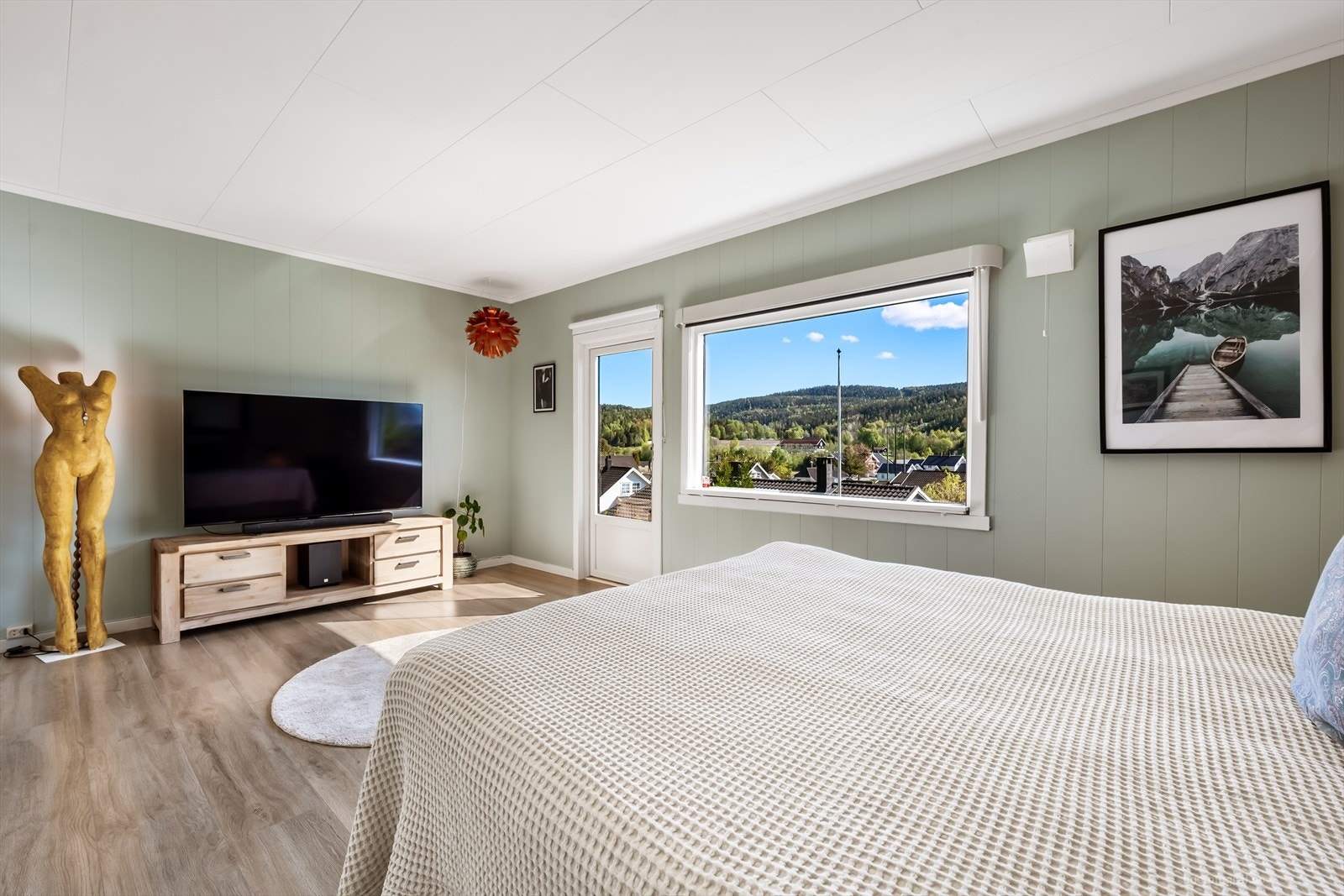 Dette rommet er romslig og kan innredes som et kombinert soverom og TV-stue. Galleribilde