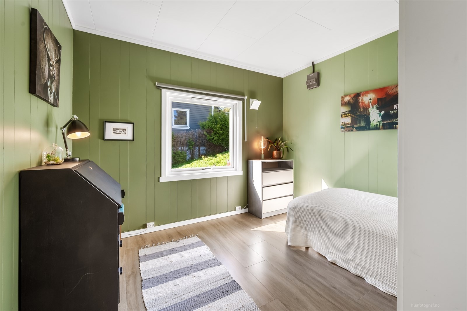 Vinduet slipper inn mye naturlig lys. Galleribilde