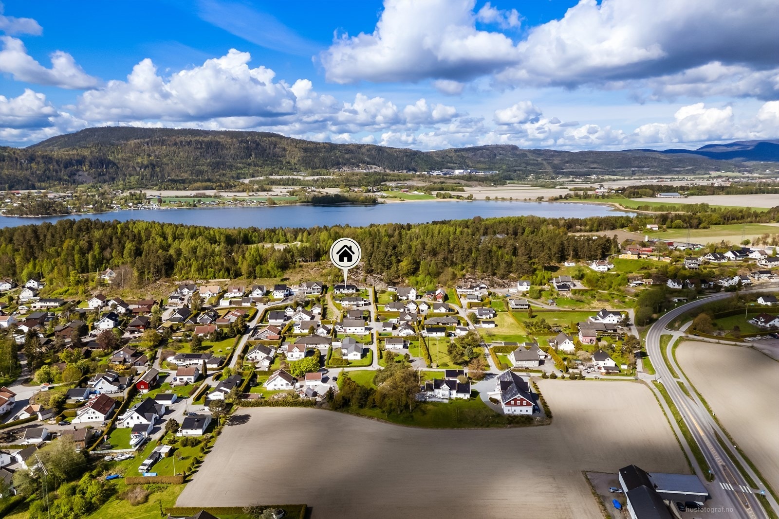 Med enkel adkomst til E18 har du rask forbindelse mot både Oslo og Vestfold-byene. Foto:Knipzet AS ved Haiman. Galleribilde