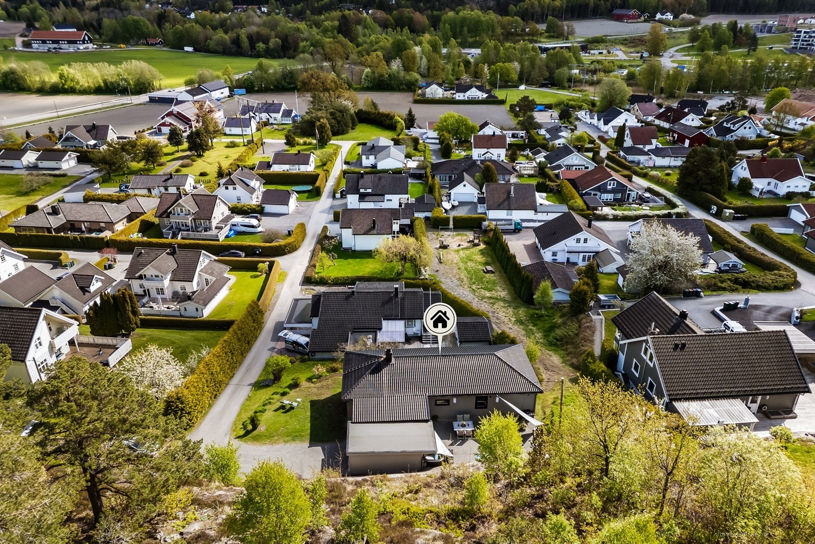 Boligen har en tilhørende garasje med automatisk portåpner. Garasjen ble flyttet og oppgradert i 2025. Galleribilde