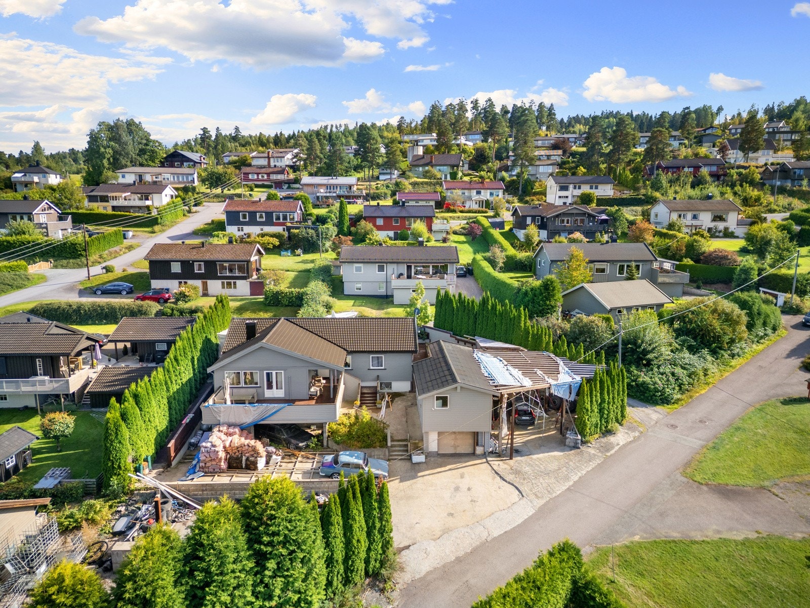 Agente Eiendomsmegling Sundbyfoss - Romslig enebolig m/terrasse, garasje m/smøregrav, stor gårdsplass m/betongdekke, nærhet til turområde, barnevennlig