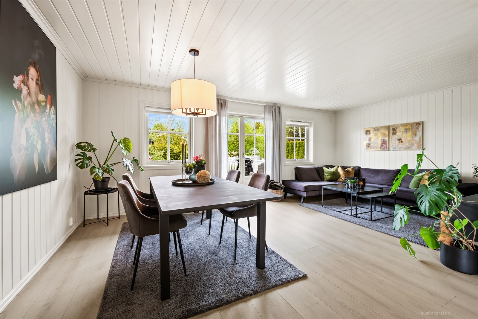Romslig vinkelstue med sofaområde, spiseplass og sittegruppe. Galleribilde