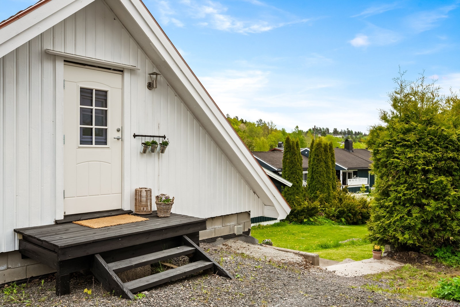 Egen utvendig trapp og inngang til det innredede loftet over garasjen. Galleribilde