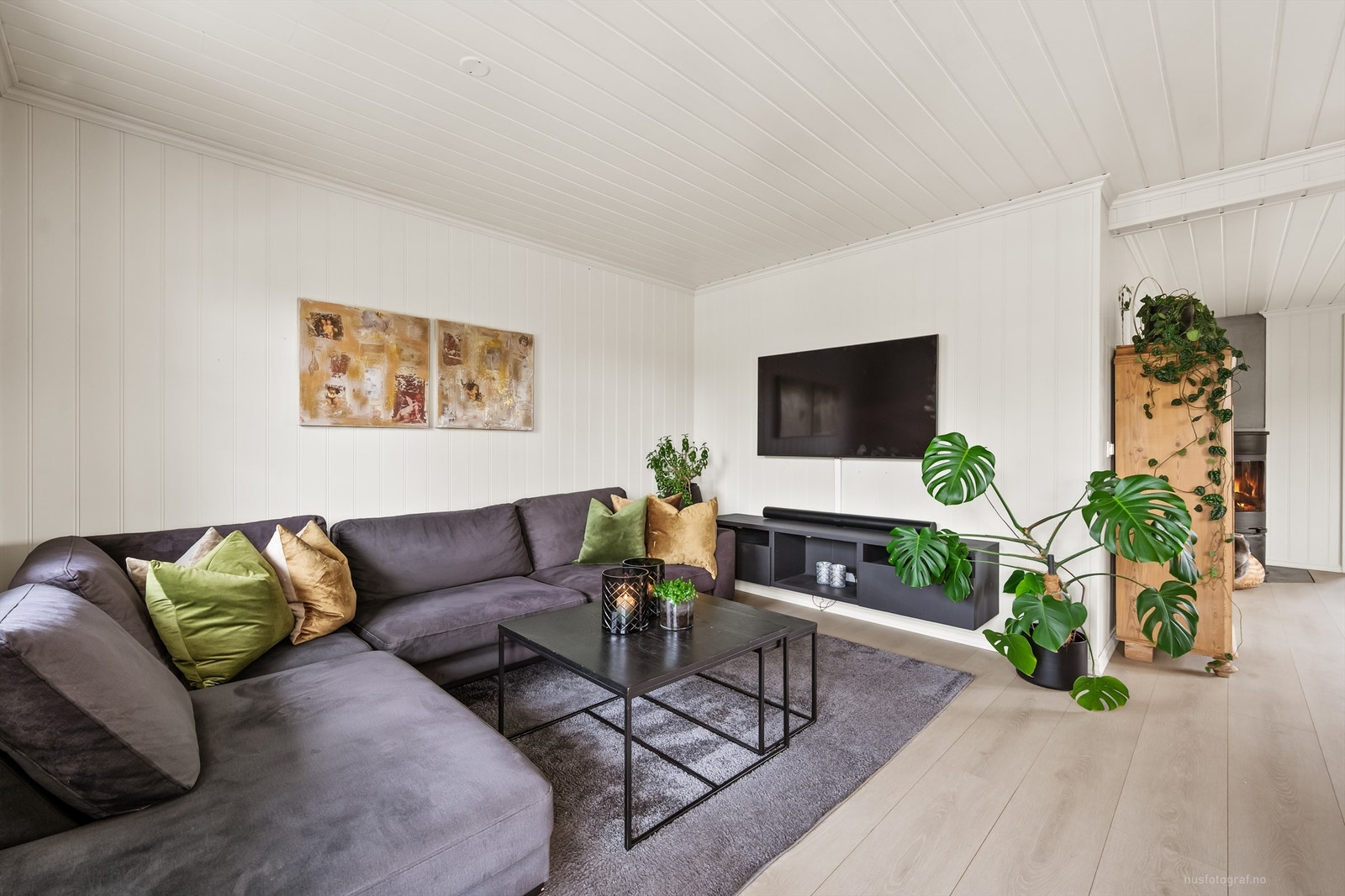 Gjennomgående materialvalg med malte panelplater på veggene og panelbord i himlingen. Galleribilde