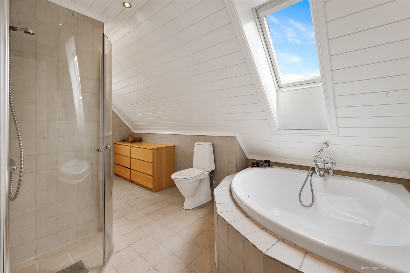 Badet har flislagt gulv med gulvvarme og et takvindu som gir godt med dagslys. Galleribilde