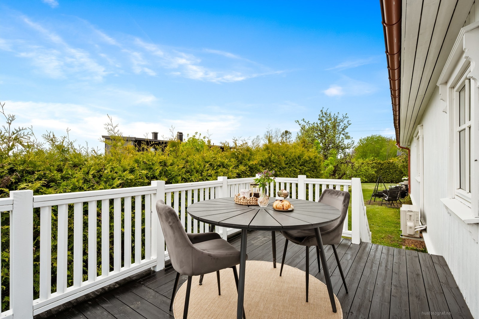 Fra kjøkkenet er det utgang til en veranda på 15 m², perfekt for morgenkaffen. Galleribilde