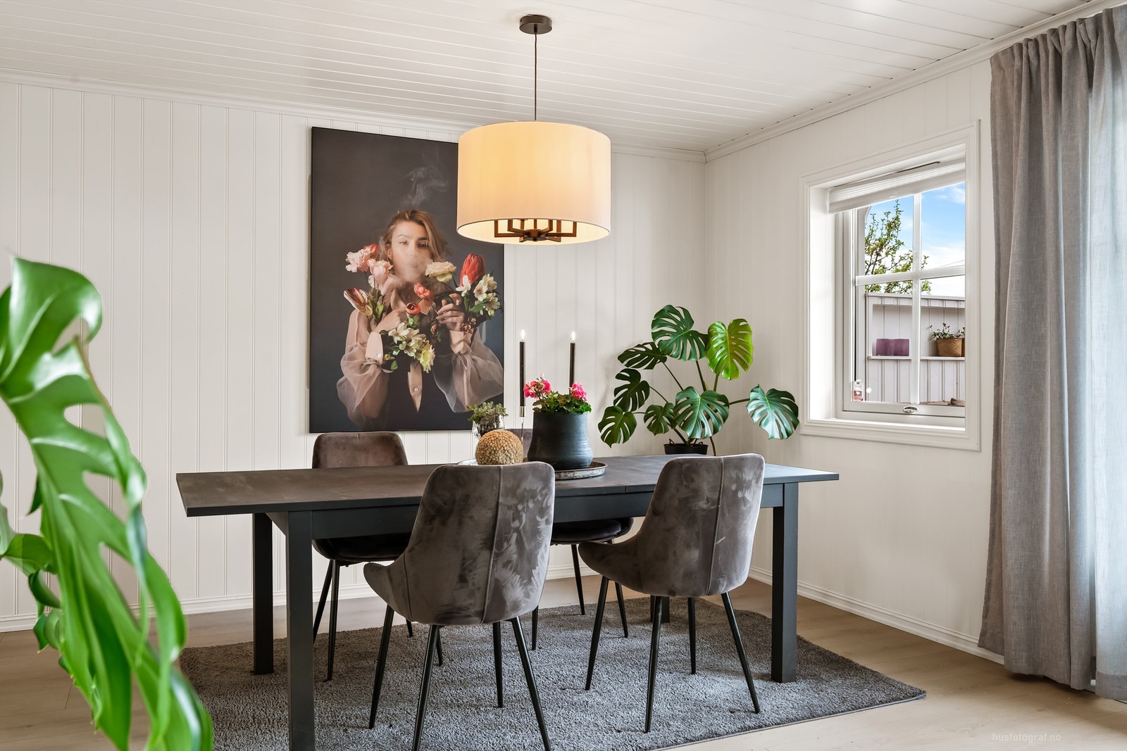 Spisestuen er en naturlig del av oppholdsrommet, med god plass til gjester. Galleribilde