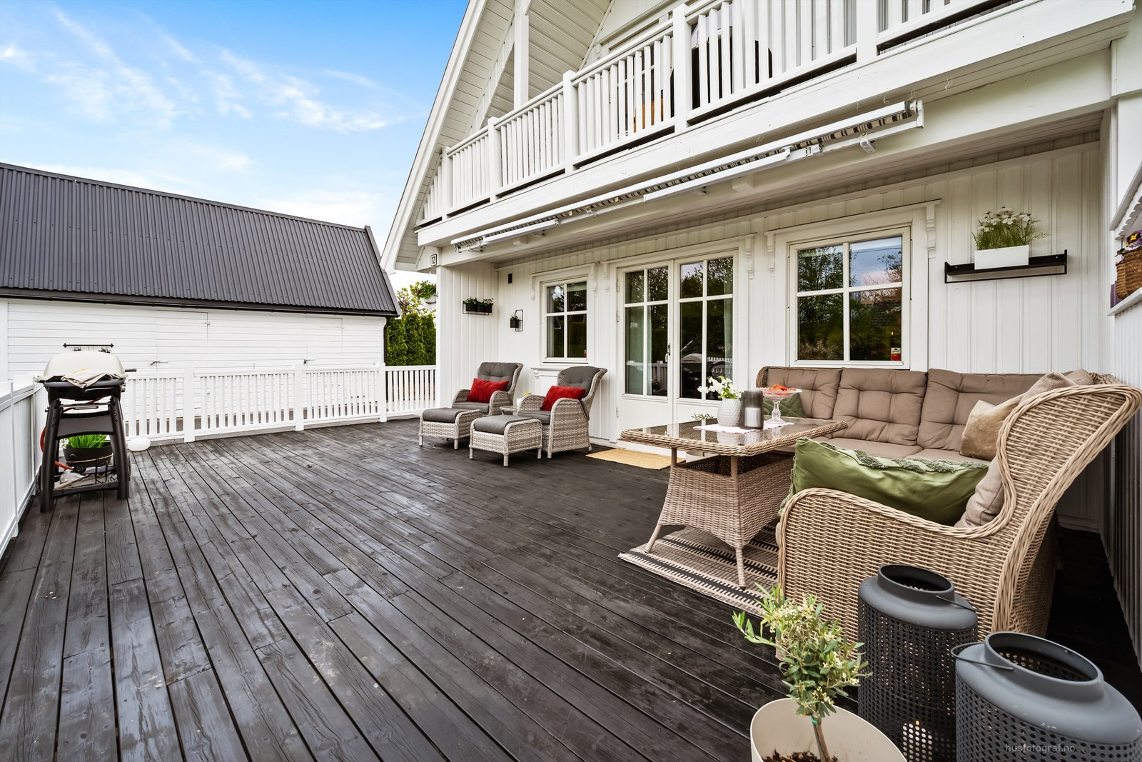 Verandaen er sammenhengende med plattingen ved inngangspartiet. Det er markise på verandaen. Galleribilde