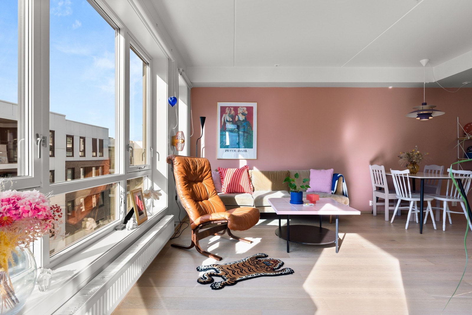 Det er vindusflater fra to sider som sørger for mye lysinnslipp. Galleribilde
