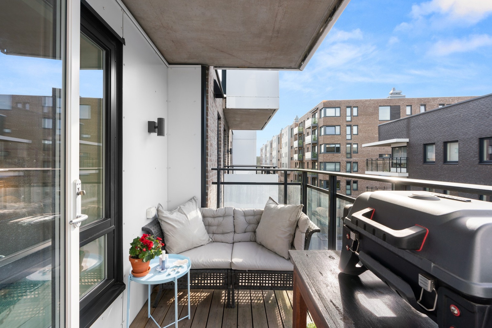 Balkongen er på 4 kvm og har plass til sittegruppe m/bord og grill. Galleribilde
