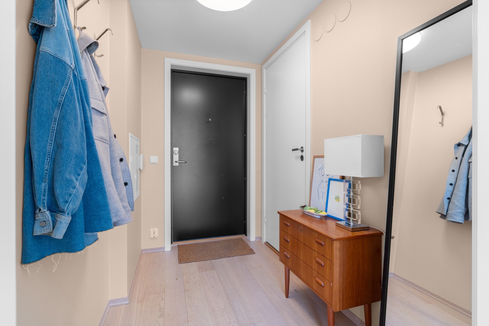 Her kan du sette fra deg yttertøyet og sko. Galleribilde