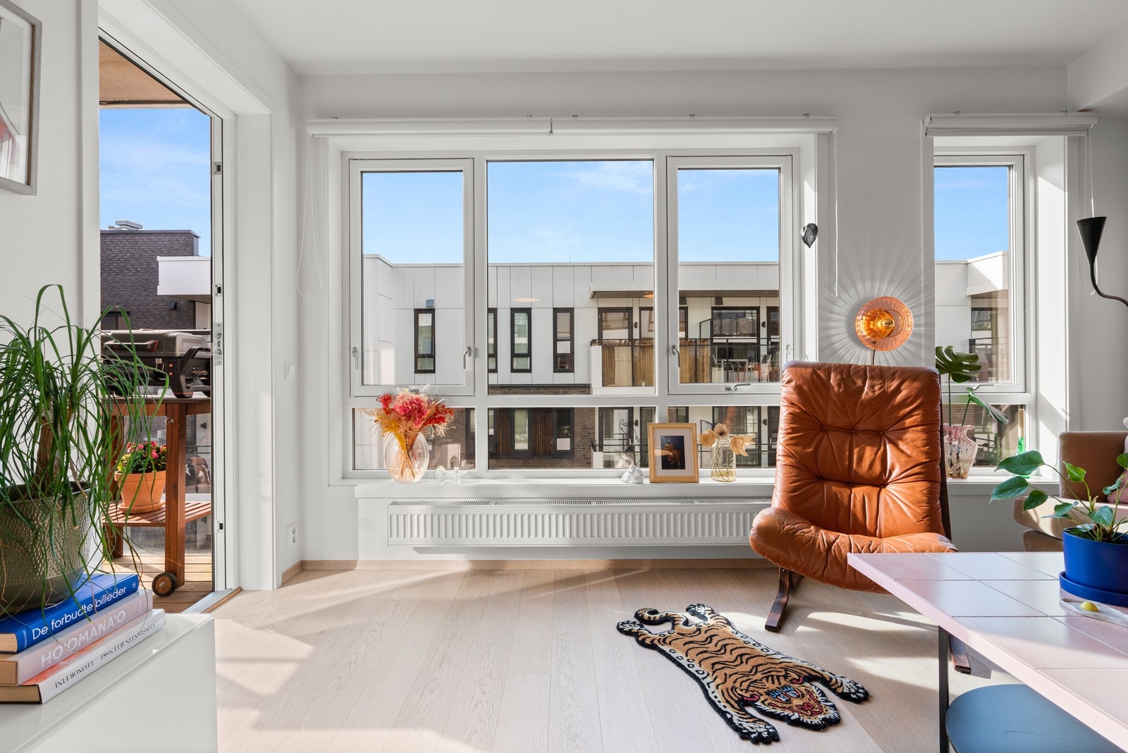 Store vindusflater som bidrar til en hyggelig stue. Galleribilde