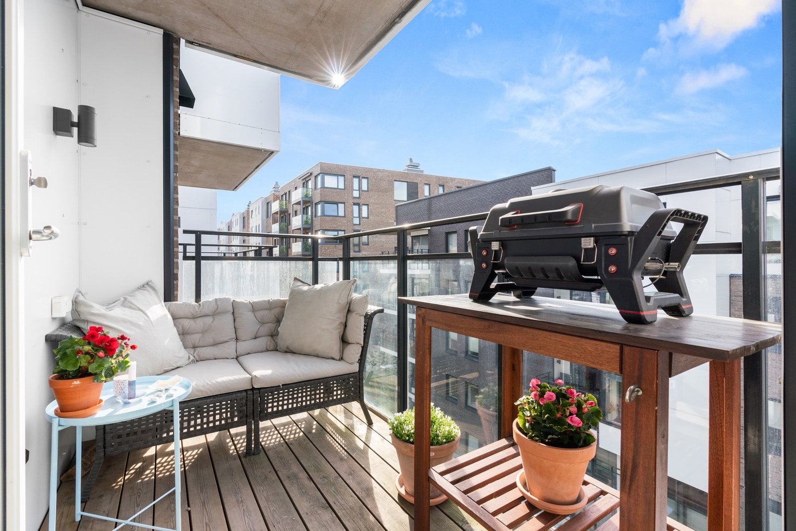 Leiligheten har en hyggelig og flott balkong med sol fra ettermiddagen. Galleribilde
