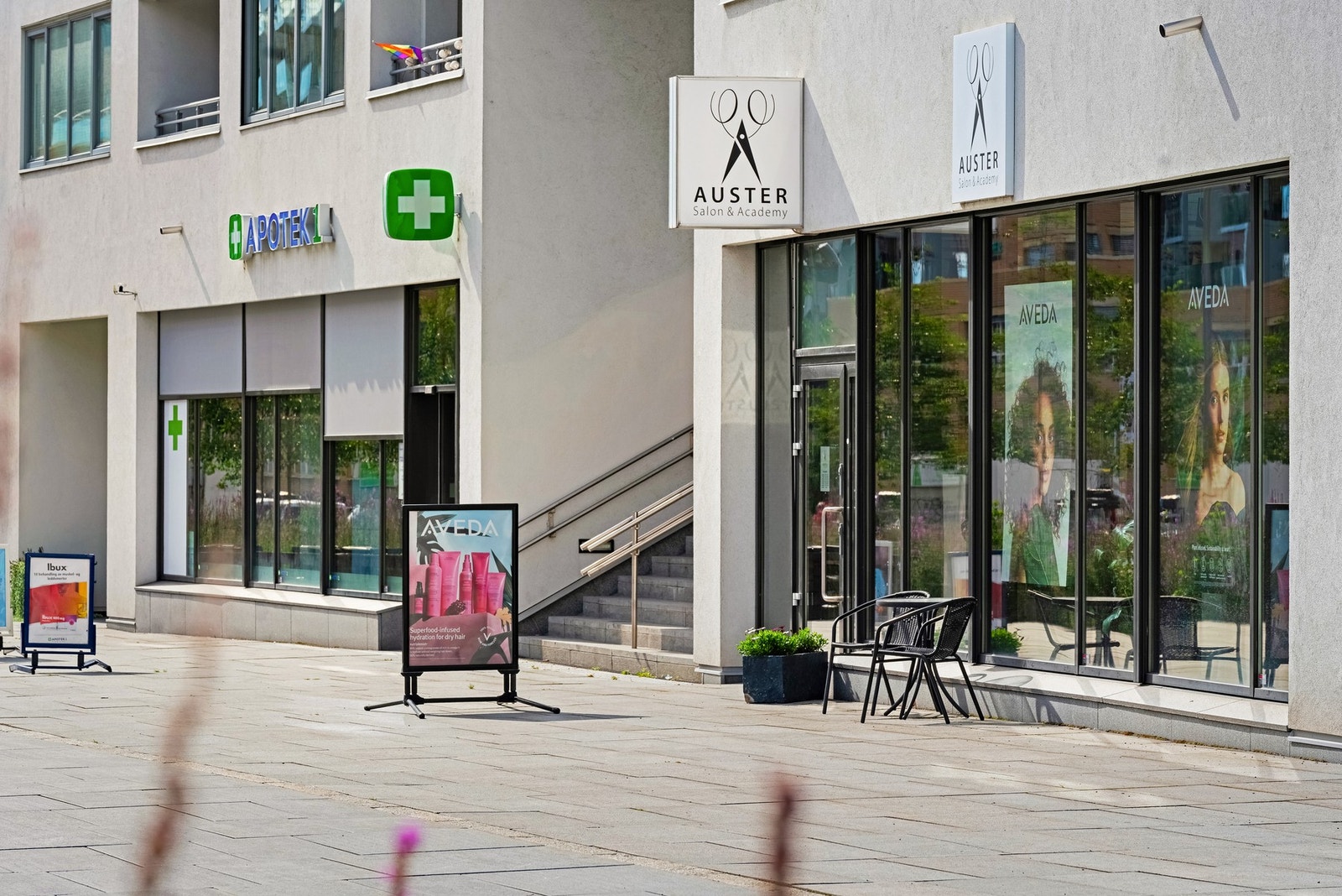 Gladengveien ligger hyggelige isbaren Happis, Sushi og thai Ensjø, Kinabolle samt Apotek 1. Galleribilde