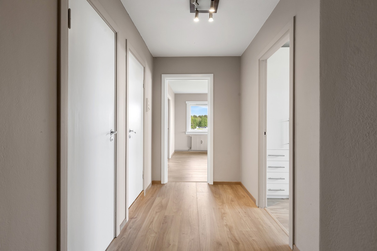 Via entrè er det tilgang til soverom, stue, bad og Walk-in-closet. Galleribilde
