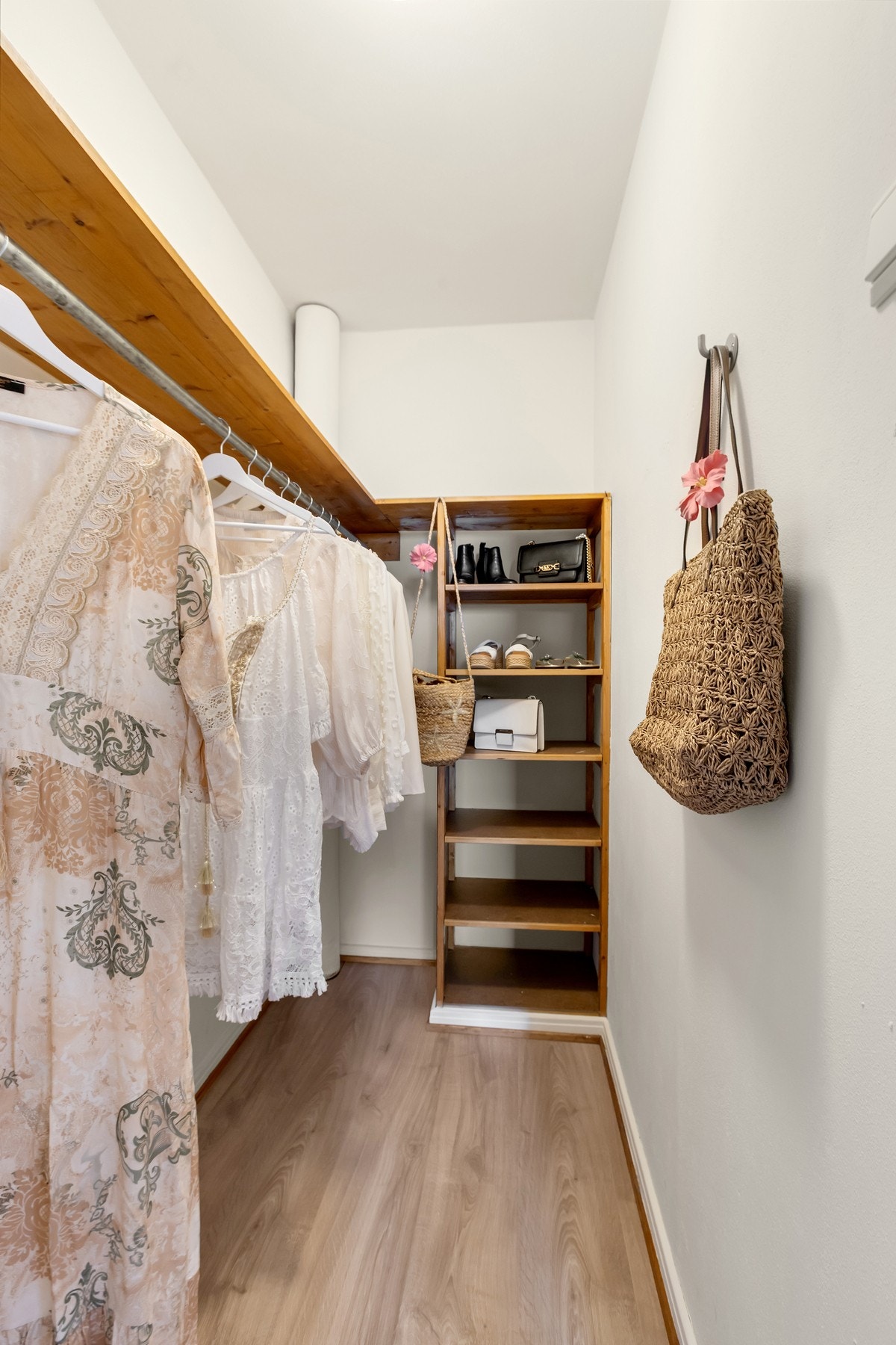 Fra entrè er det inngang til walk-in-closet på ca. 2 kvm. Galleribilde
