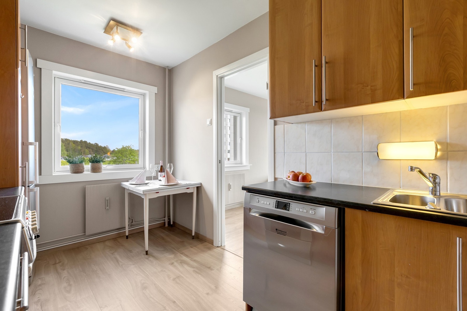 Det er plass til frokostbord ved vinduet, med flott utsikt mot grøntarealer. Galleribilde