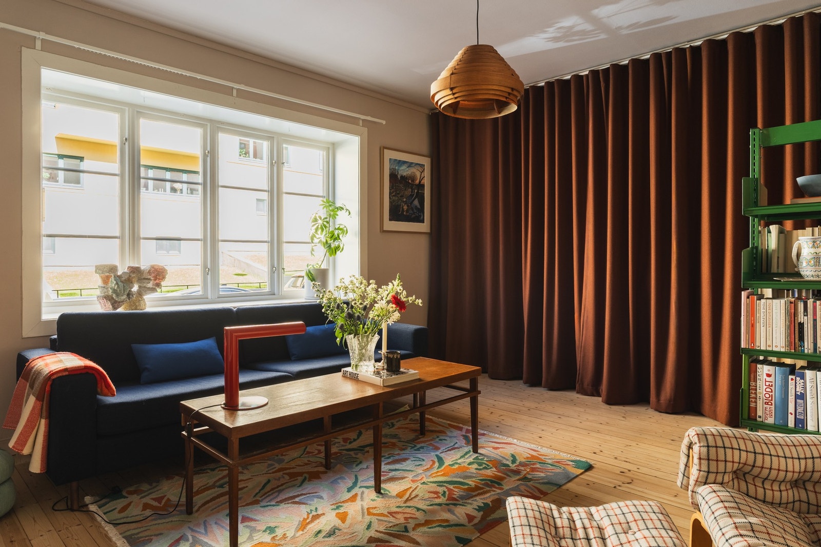 Stuen i første etasje har god plass til sofagruppe. Store vindusflater med 2-lags isolerglass gir rikelig med dagslys. Galleribilde